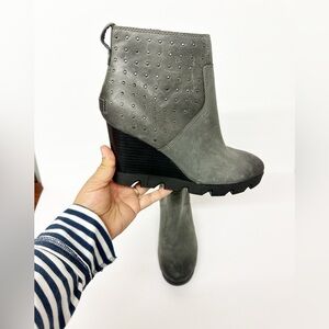 Sorel Gray Wedge Boots Joan of Arctic Studded Leather Size 8.5